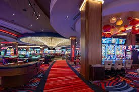 Tampilan live dealer blackjack dalam aplikasi 888 slots dengan dealer profesional